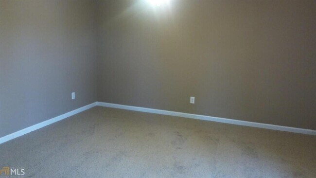 Building Photo - 1652 Hallmark Hills Dr