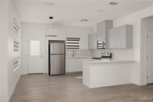 Building Photo - 308 W Campeche Ave