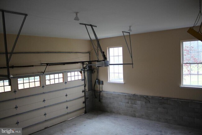 Building Photo - 176 S Patricia Dr