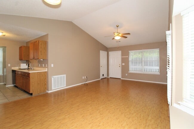 Building Photo - 3152 Parkway Dr
