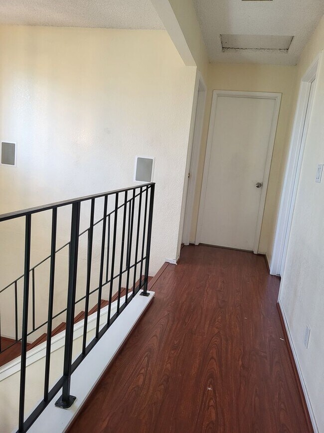 Building Photo - 125 Serpentine Dr