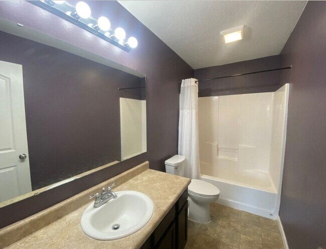 Building Photo - Spacious 3BD/2BR +Den Ranch in Lindberg Village