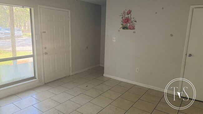 Building Photo - RATE DROP ALERT (was $1590/month)!