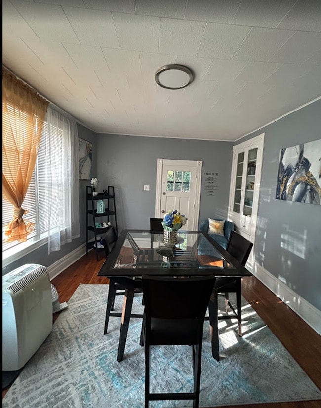 Building Photo - 2201 Beaver-Rooms