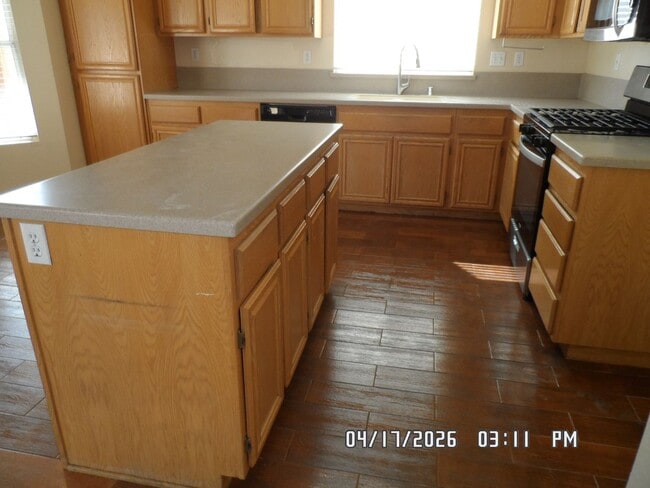 Building Photo - 3 Bedrooms, 2 Bathrooms, approx. 1392 sq. ft., 2 Car Garage, Covered Patio, Fenced, Play house,