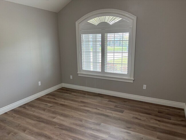 Building Photo - Single Family Home - Available For Rent in Old Hawthorne!