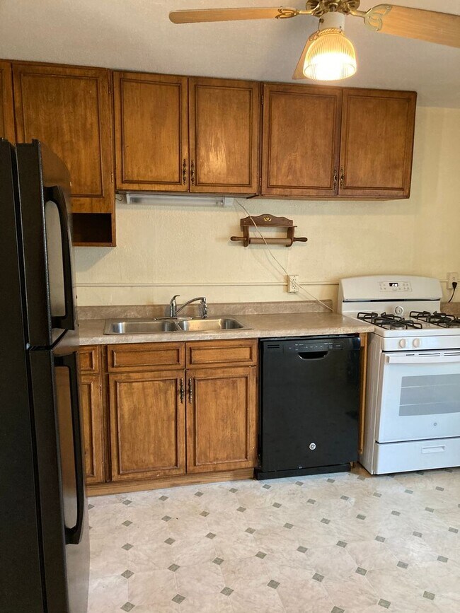 Building Photo - Three Bedroom Single-Family Home Close To ...