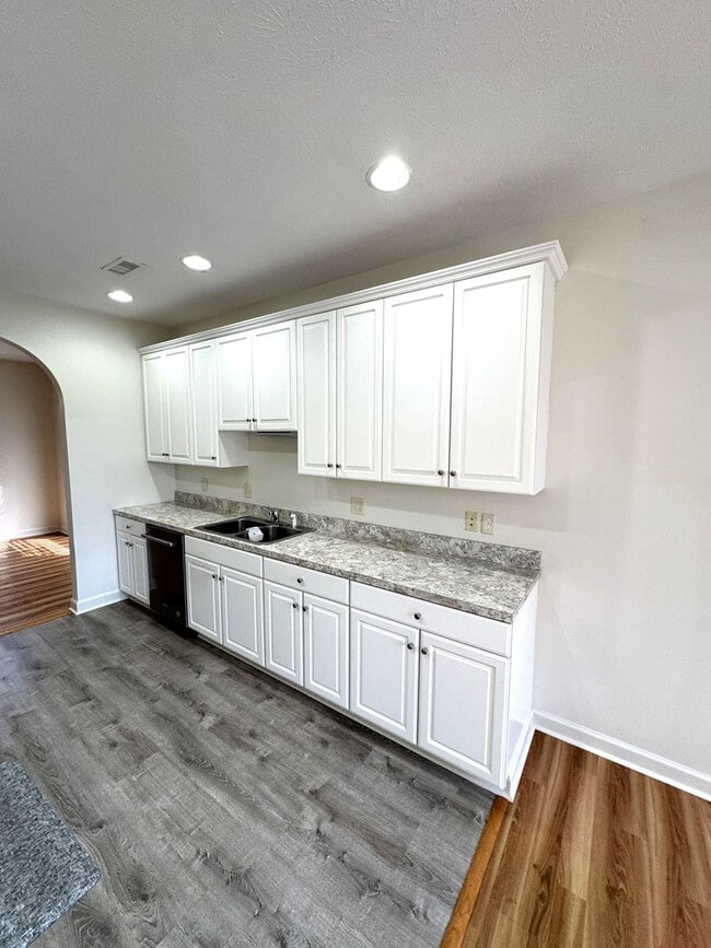 Building Photo - Taylor Spring Townhouse With Garage and Basement