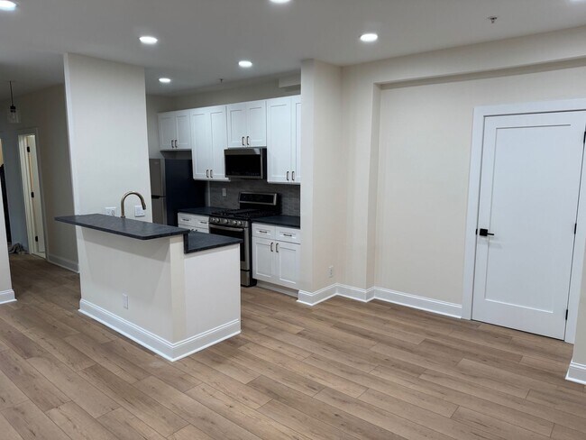 Building Photo - Nob Hill 2 Bedroom 2 Bath renovated Condo in Manayunk for rent $2,495/month