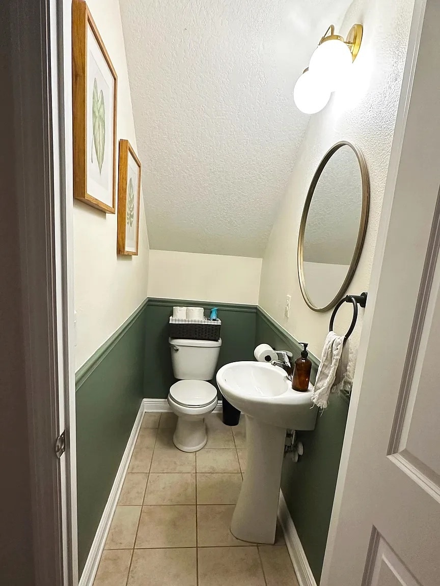 Half Bath - 1736 W Walnut St