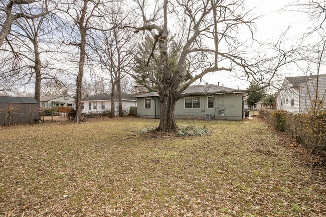 Building Photo - Charming 3 bedroom 2 bathroom home near Br...