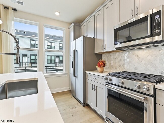 Building Photo - 715 Parker Blvd