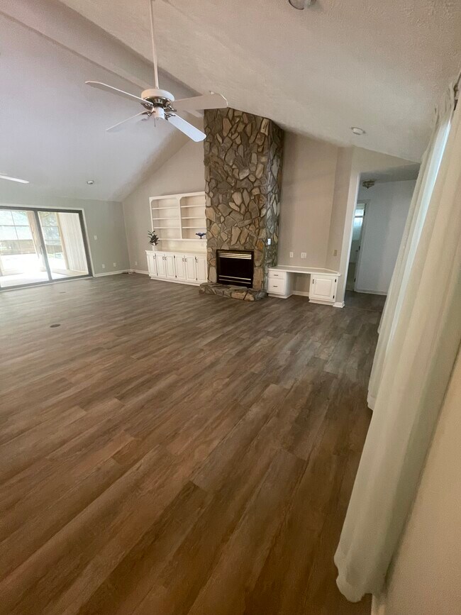 Building Photo - 750 Mimosa Dr