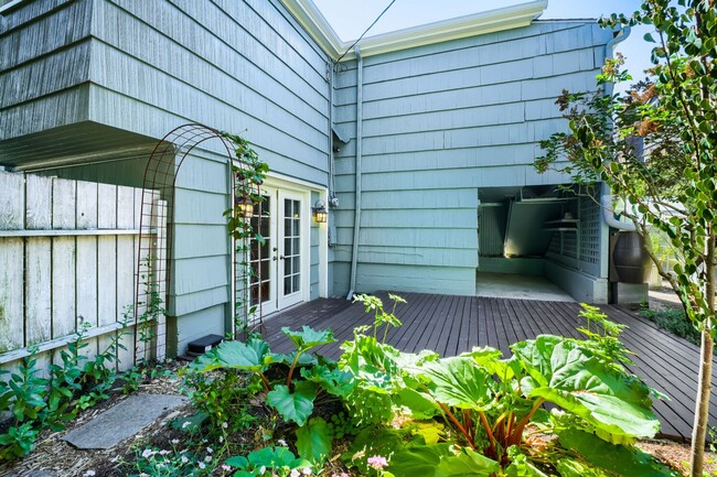 Building Photo - Charming 1bed/2bath Home with Lowel Level Bonus Room in West Seattle!