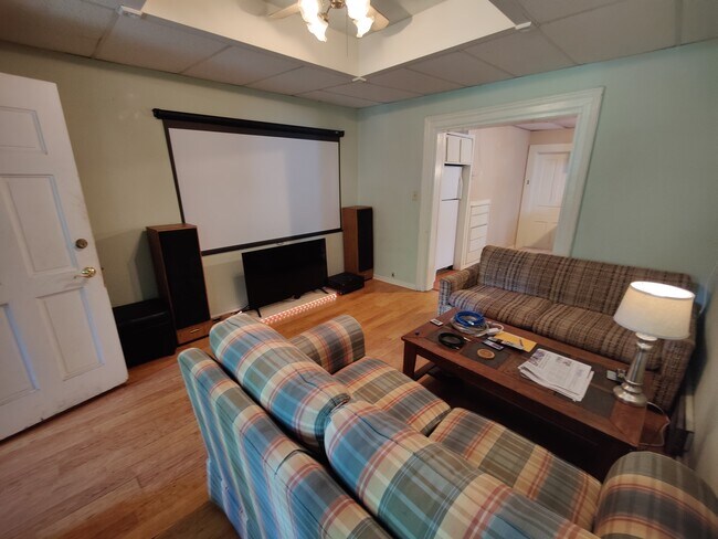 Family Room - 1009 2nd Ave