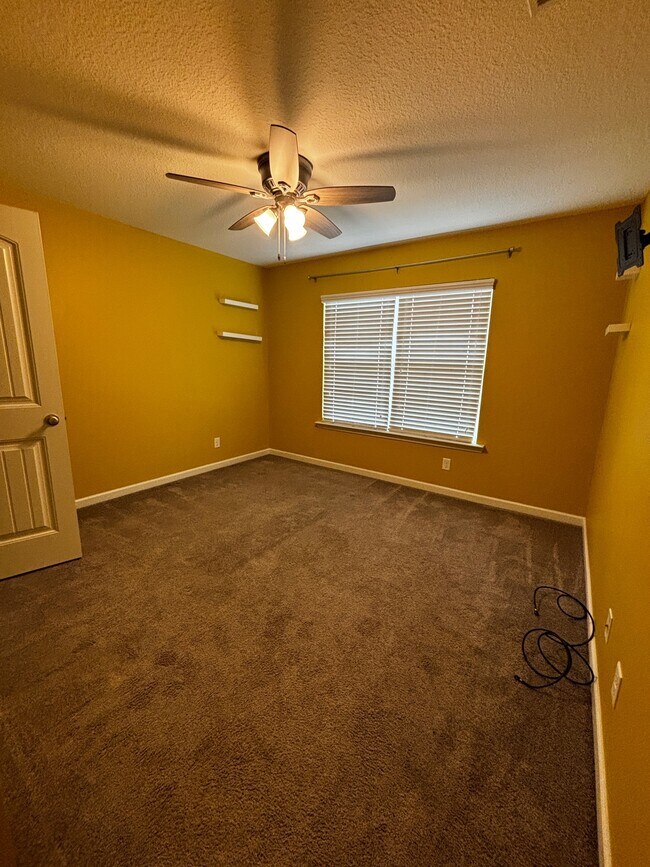 Building Photo - 653 Red Oak Ln