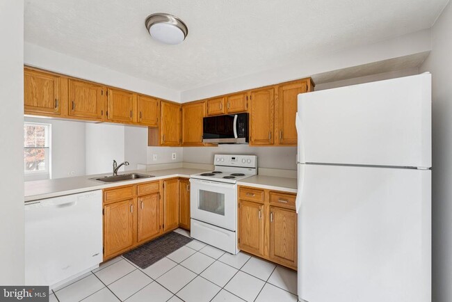 Building Photo - 1581 Woodcrest Dr