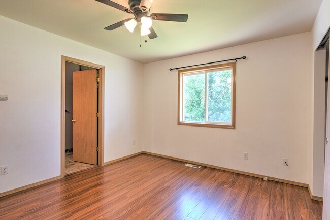 Building Photo - 3 Bedroom 2 Bath Home