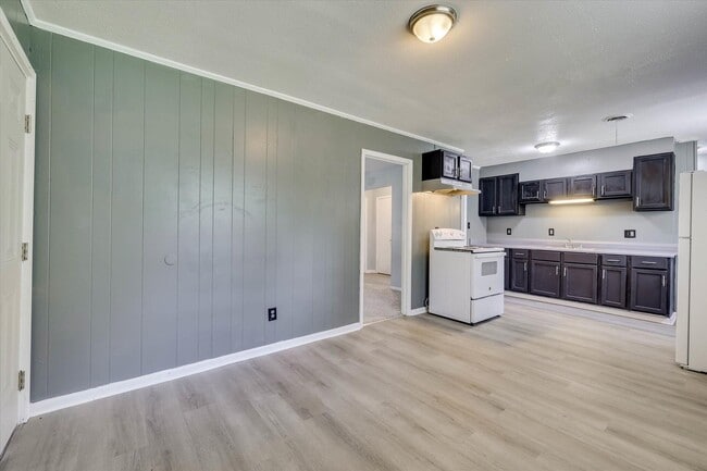 Building Photo - 2408 Southdale Dr