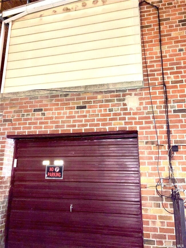 Building Photo - 851 Crown St