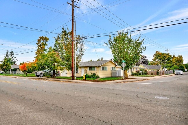Building Photo - Savage / Ellis Duplex