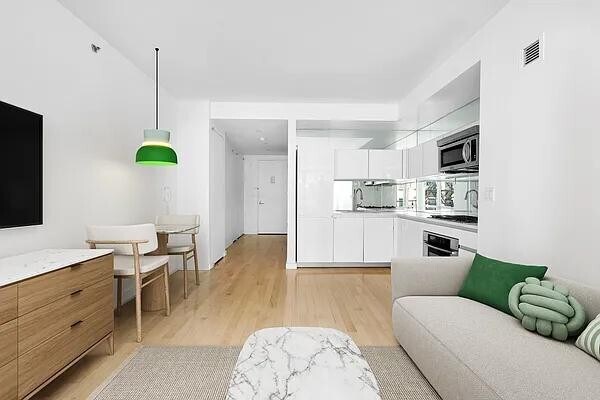 Building Photo - 425 E 13th St