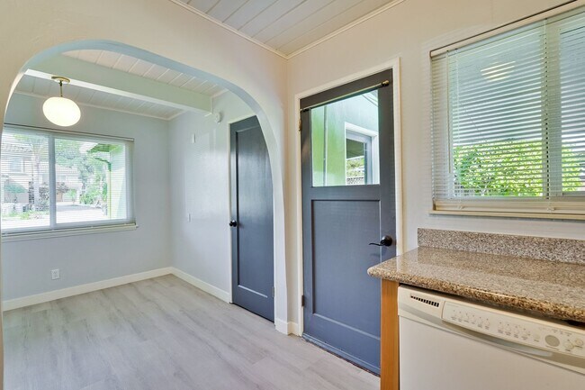 Building Photo - Remodeled 3-bedroom 1 bath