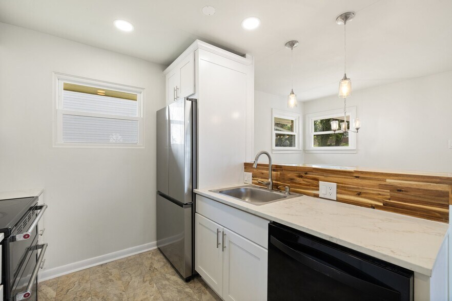 Building Photo - 389 Thompson St