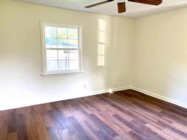 Building Photo - 4113 Canal Cir E