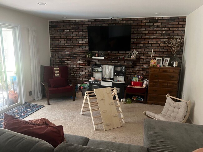 Building Photo - Spacious Well Maintained 3 Bedroom 2.5-Bat...