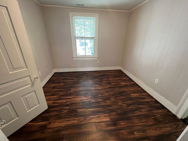 Building Photo - Remodeled 3 bedroom/ 2 bathroom home within minutes of downtown.