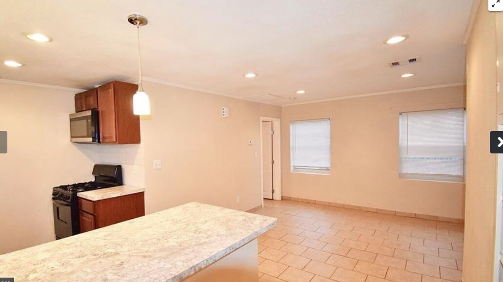 Building Photo - 429 W 2nd St