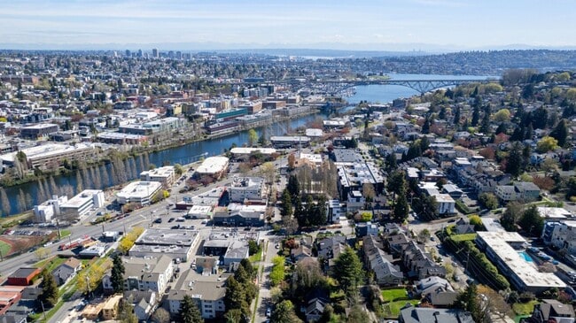 Building Photo - 3Bd/3Ba Seattle Townhouse