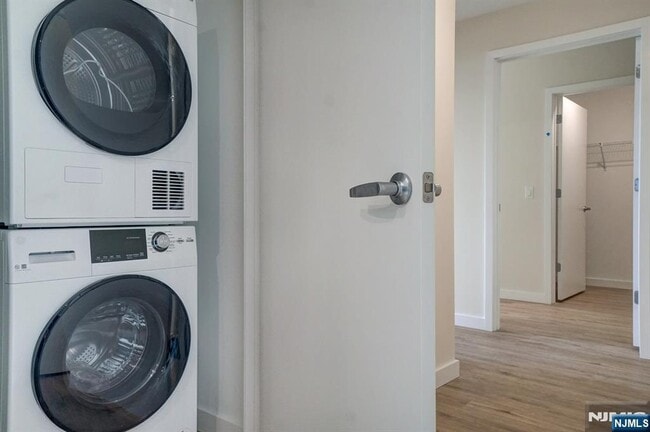 Building Photo - 69 Main St