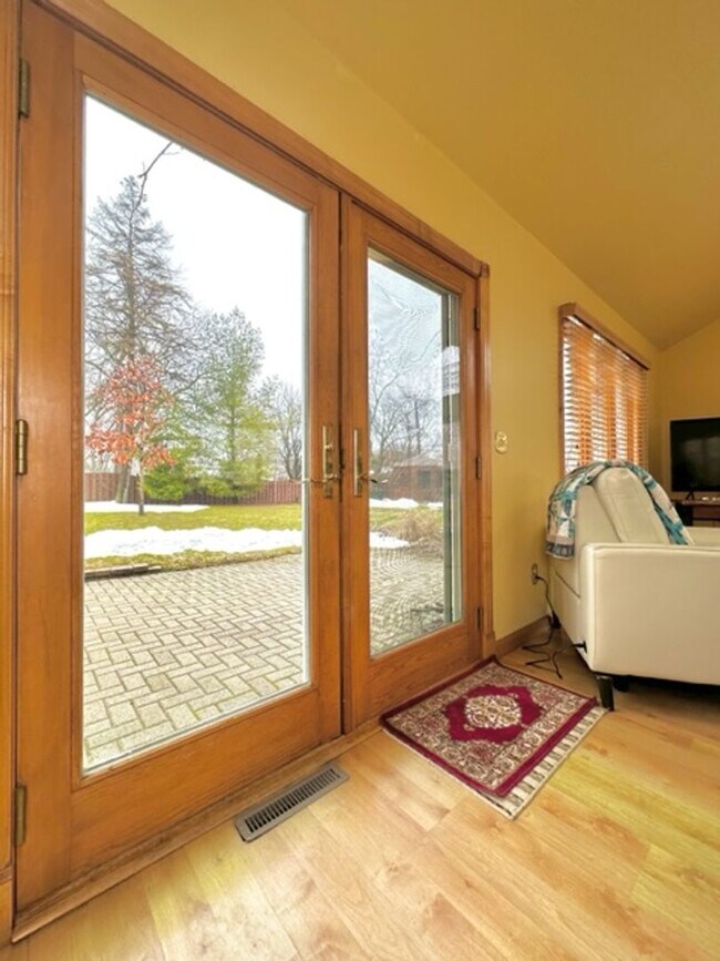 Building Photo - Beautiful / Spacious 3 Bed 3 Bath Ranch Style Single Family Home!