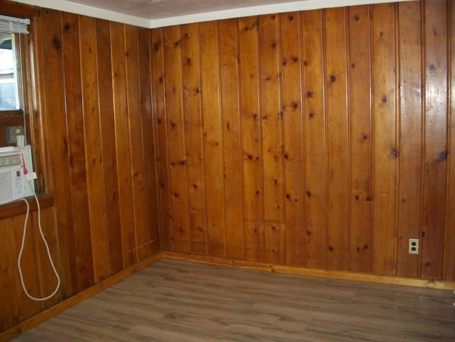 Knotty Pine 1 Bedroom - Knotty Pine Apartments