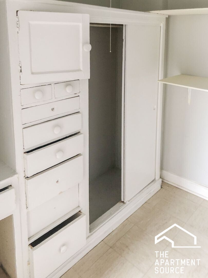 Building Photo - 540 W Briar Pl