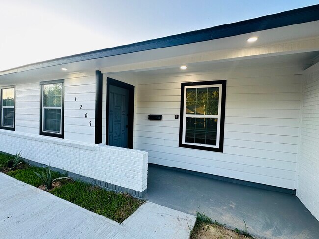 Primary Photo - 4207 Madden Ln