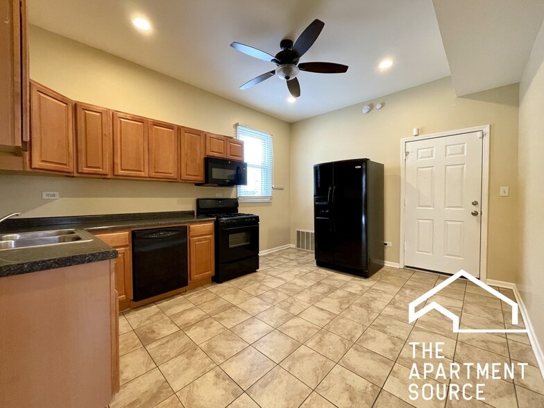 Building Photo - 2028 N Hamlin Ave