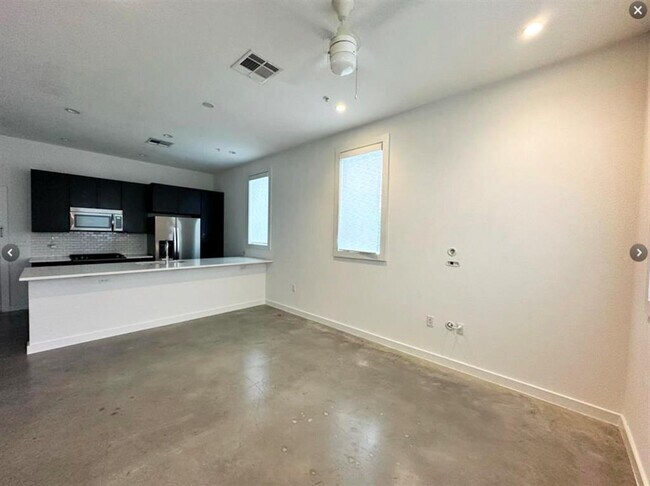 Building Photo - 1021 1/2 E 38th St