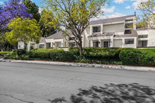 Building Photo - 3 Bed, 3 Bath townhome in Woodbridge Village