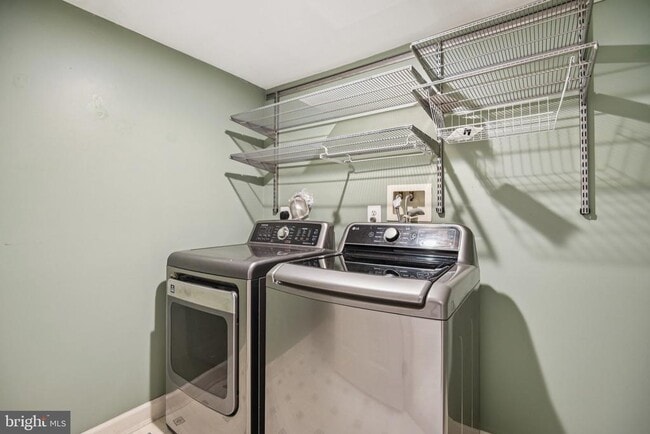 Building Photo - 8154 Skelton Cir