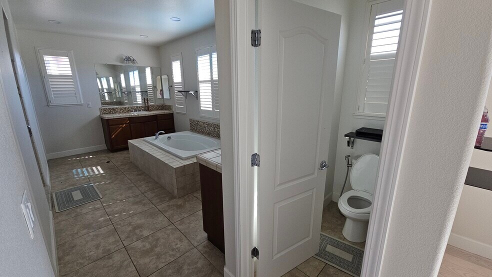 Building Photo - 6 Farentino Ct