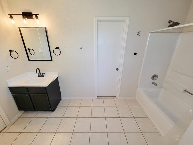 Building Photo - 16306 Kendons Way Ln