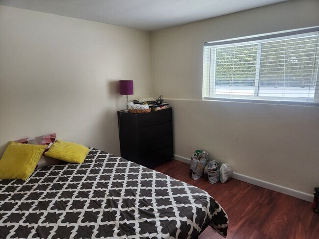 Building Photo - 176 Maple Ave