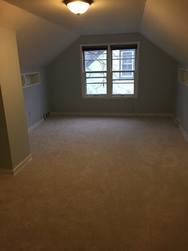 Building Photo - Gorgeous 3 Bedroom 1 Bathroom Home in St. Paul!