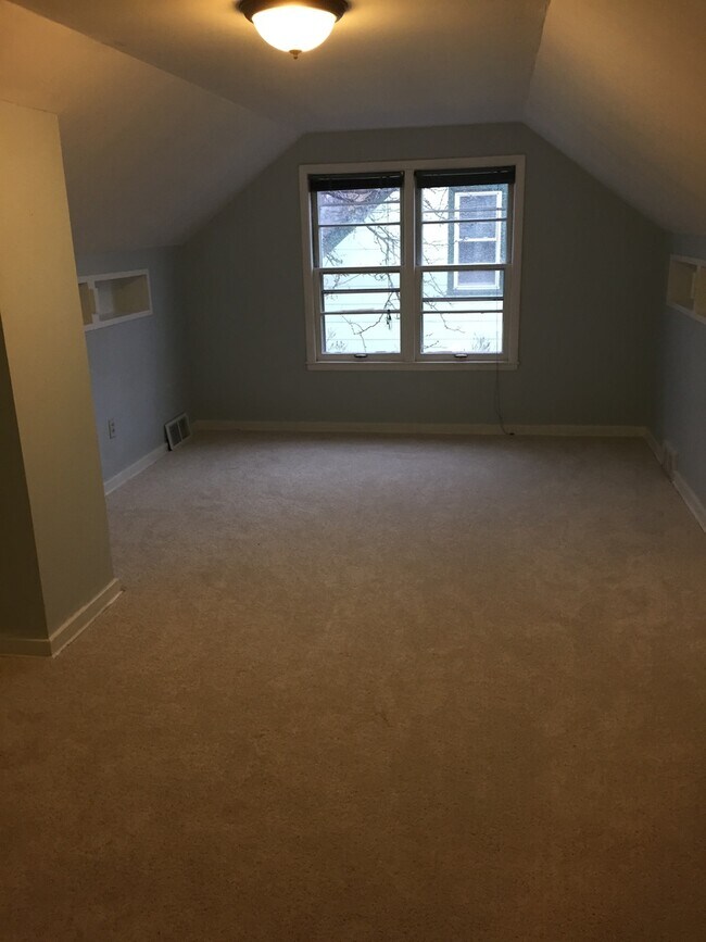 Building Photo - Impeccable 3 Bedroom 1 Bathroom Home in St. Paul!