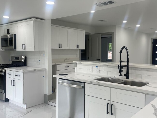 Building Photo - 7005 Kopman Dr