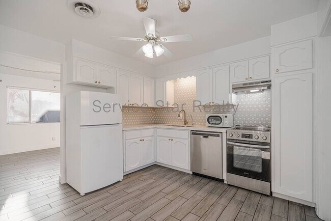 Building Photo - 518 E Huntington Dr