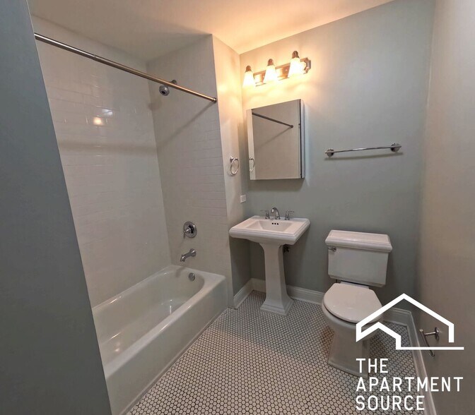 Building Photo - 851 N La Salle Dr